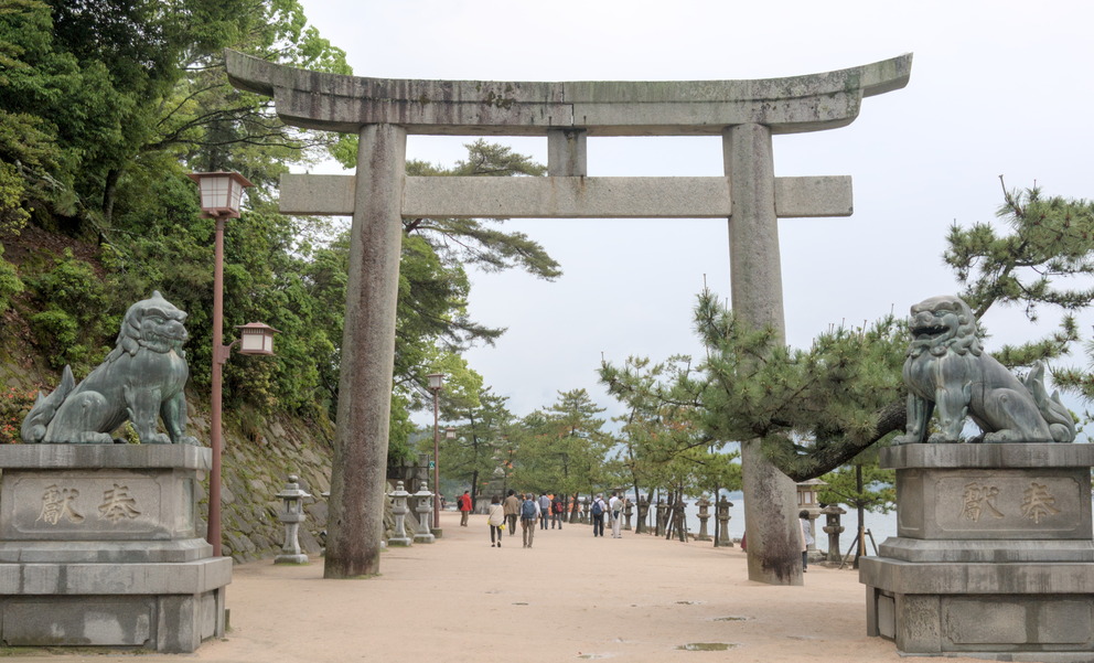 Le grand torii de l’entrée terrestre (moderne : historiquement il fallait passer en barque sous le torii flottant).
